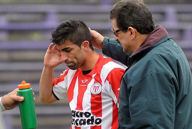 Michel Santos, en el momento de dejar la cancha el sábado en el Franzini frente a Defensor Sp. por un fuerte golpe en la cabeza.