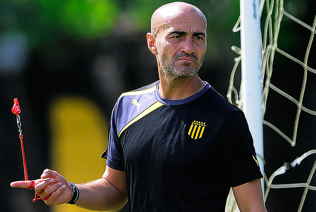 Paolo Montero en el pitazo inicial de su primer día como técnico de Peñarol en Los Aromos. 
