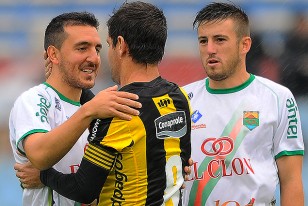 Marcel Román y Antonio Pacheco, en abrazo de viejos conocidos.