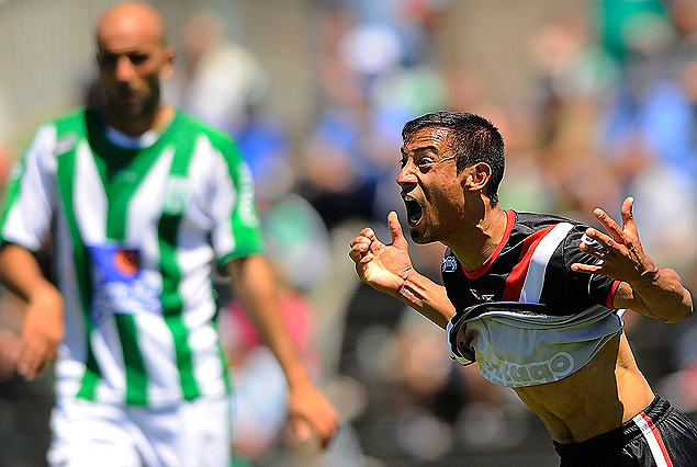 Jonathan Ramírez festeja alborozado. Pablo Lacoste lo sufre.