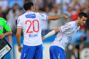 Alvaro Recoba deja su lugar a Gastón Peeiro, que ingresó con el brazo derecho vendando, sin mostrar el tatuaje del rostro del "Chino". 