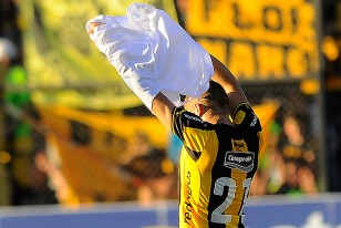 Jonathan Rodríguez dedicó su gol a la memoria de Santiago Hernández.