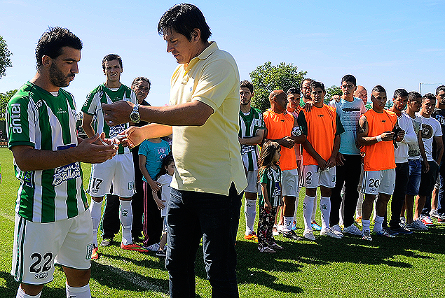 Darío Larrosa entrega a Juan Pablo Rodríguez su medalla.