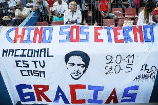 "Chino sos eterno, Gracias", la bandera que apareció en la tribuna oficial. Detrás los padres de Alvaro Recoba.