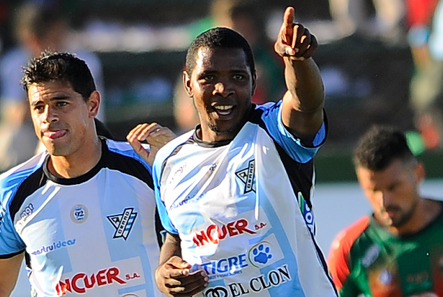 Hugo Silveira en el festejo de Cerro junto a Carlos Grossmüller, Gonzalo Malan lo sufre.