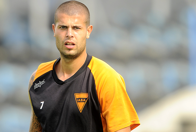 Santiago Carrera terminó con molestias, el zaguero fue observado por españoles.