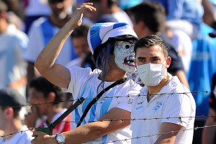 Hinchas de Cerro con caretas y tapabocas en el estadio Olímpico.