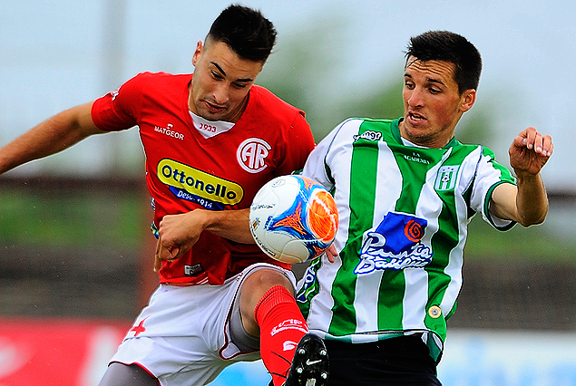 Erik Cabaco disputa el balón con Mauricio Affonso