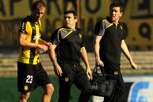 Carlos Valdez visiblemente dolorido es asistido por la sanidad. Sufrió leve contractura muscular en gemelo.