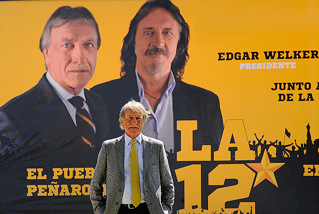 El Escribano Edgar Welker, candidato a la presidencia de Peñarol por la lista 12, con la imagen de la fórmula junto a Raúl Castro. 