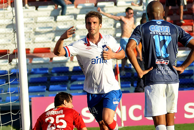 Iván Alonso, el goleador del Campeonato, festeja el gol con el que Nacional le ganó en el Apertura anterior a Cerro.
