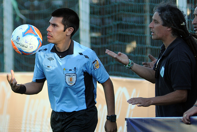 Javier Feres y otra pelota a disposición del encuentro