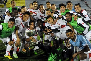 Los costarricenses posan con la III Copa Antel. Ganaron en la definición por penales.
