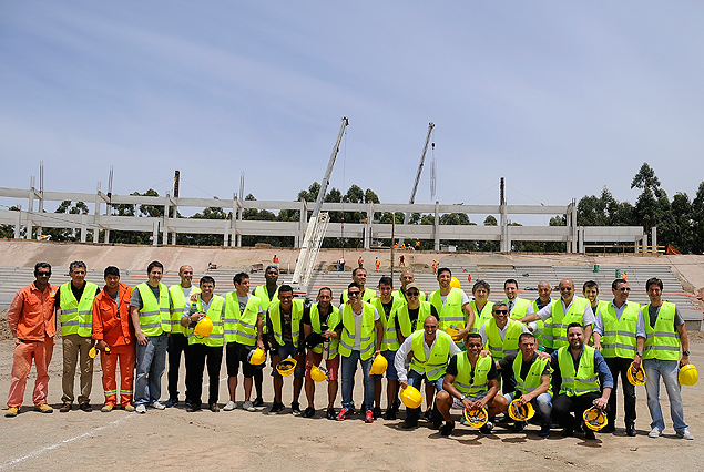Los jugadores y el cuerpo técnico de Peñarol, con los cascos y chalecos, en el Estadio de la Ruta 102.