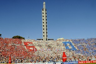 El mosaico que formaron los hinchas de Nacional, en la tribuna Olímpica, recordando el histórico 6:0 sobre el tradicional adversario de 1941.