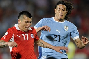 Gary Medel y Edinson Cavani mano a mano. El jugador uruguayo respeta a todo el mundo pero no le tiene miedo a nadie.