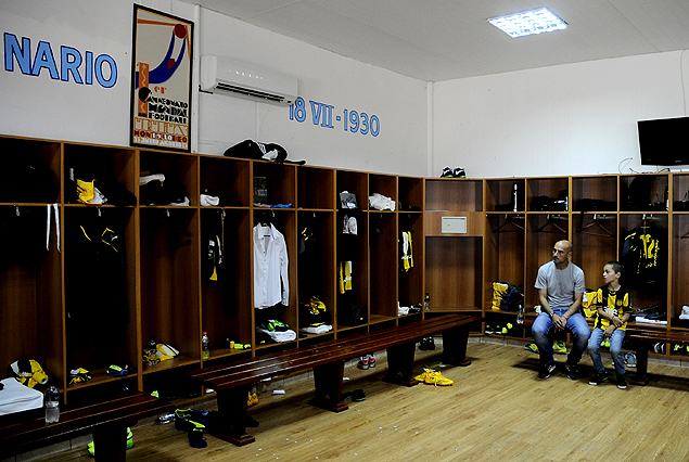 Paolo Montero junto a uno de sus hijos, en el retorno triunfal al vestuario.