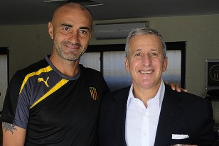 Paolo Montero asumió el martes en Los Aromos como técnico de Peñarol y Juan Pedro Damiani, presidente, lo recibió en el primer entrenamiento. 