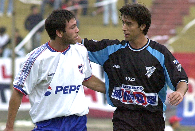 El día en el cual Alvaro Pintos rompió una racha de varios partidos sin triunfos ante Nacional. Fue el 30 de marzo del 2002. Lo saluda Horacio Peralta (Nacional). 