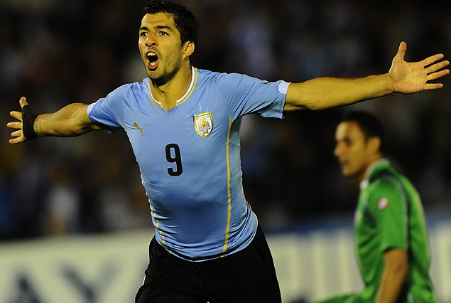 Luis Suárez se llena la boca de gol, en el festejo del primer tanto uruguayo.