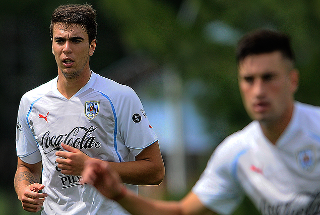 Agustín Ale y Erik Cabaco en el movimiento de la línea de cuatro, el miércoles en el Complejo Uruguay Celeste.