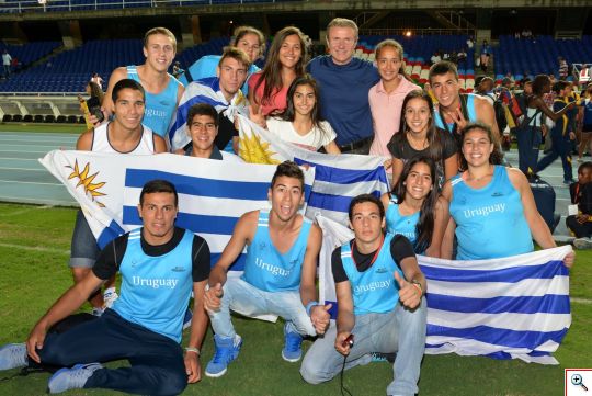 Delegación de Uruguay que participó en el Sudamericano Sub 18 de Cali, posando ante un grande Sergei Budka