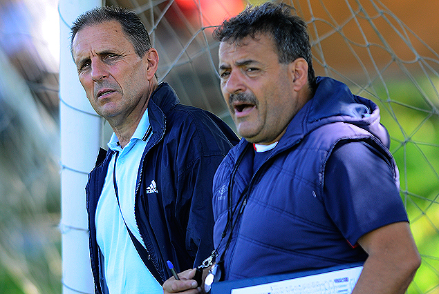 El Prof. Luis Betolaza en su primer contacto con los tricolores en Los Céspedes y el Prof. Marcelo Giarruso en el entrenamiento de los tricolores.