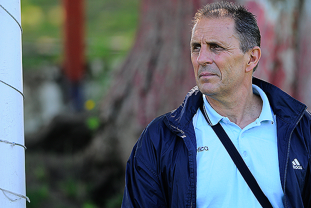 El Prof. Luis Betolaza en Los Céspedes, primer contacto con los jugadores y el cuerpo técnico.