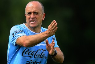 Fabián Coito, el entrenador de la Selección Sub 20, dirigiendo el movimiento en la cancha. 