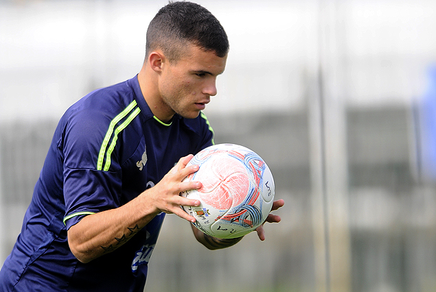 Cristian Tabo al ataque en Racing. 