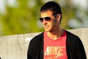 Guillermo De Amores con lentes negros, en la tribuna oficial del escenario negriazul.