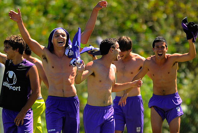 Así festejaron los pibes de Defensor Sp. el título Uruguayo de Cuarta División, tras el triunfo ante River Plate 1 a 0. Es el quinto consecutivo.