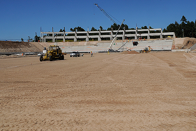 La máquina en acción en la cancha del Estadio de Peñarol y el montaje de las tribunas. 
