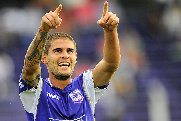 Federico Gino festeja el gol de Defensor Sporting.