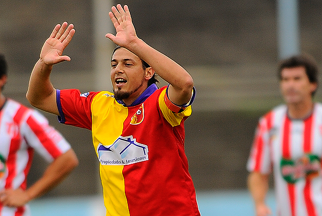 Santiago López festeja el segundo gol de Villa Española, el zaguero Danilo Suárez de Villa Teresa sufre en el fondo. El duelo de los Villa fue para los aurirrojos.
