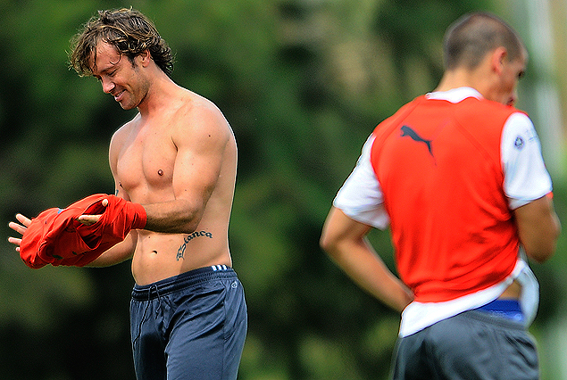 Lugano se pone el chaleco rojo para entrenar con los celestes juveniles.