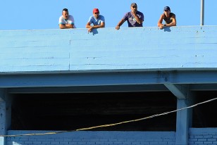 Cuatro espectadores con altura. Se ubicaron en la tribuna Amsterdam de Estadio Centenario.