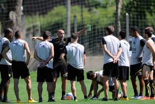 Paolo Montero, el técnico de Peñarol, con los titulares de chaleco gris el jueves en la cancha de la Escuela Naval.