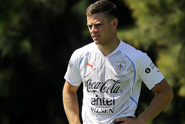 Nahitan Nandez, volante con marca y llegada.