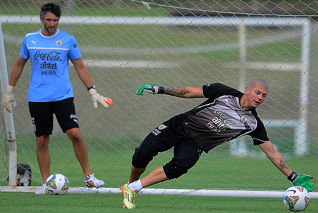El arquero Gastón Guruceaga en el entrenamiento con el entrenador Carlos Nicola. 