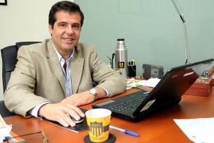 El Dr. Rachetti, el mate en el estudio y los colores aurinegros infaltables. 