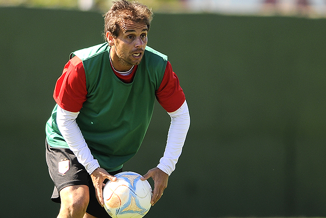 Richard Núñez se apronta para jugar entre los titulares de Rampla Juniors.