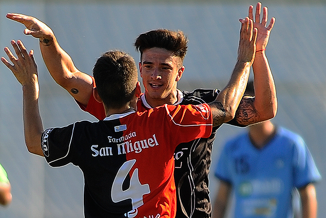 Marcelo Rodríguez en el festejo del segundo gol de Basáñez que llegó a la punta.
