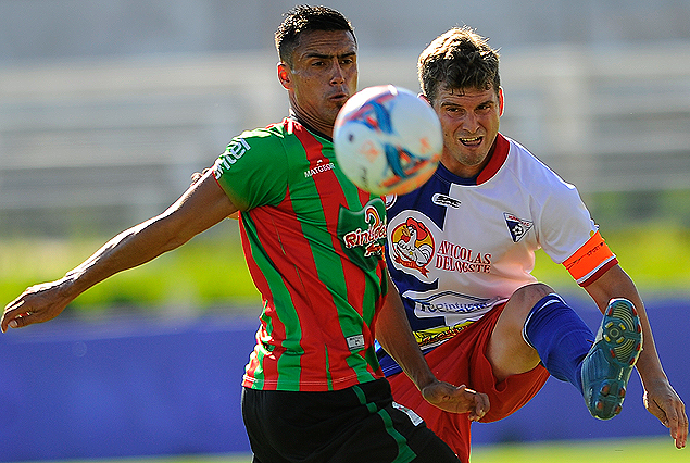 Federico Vega con todo por el balíon que intenta dominar el delantero fernandino.