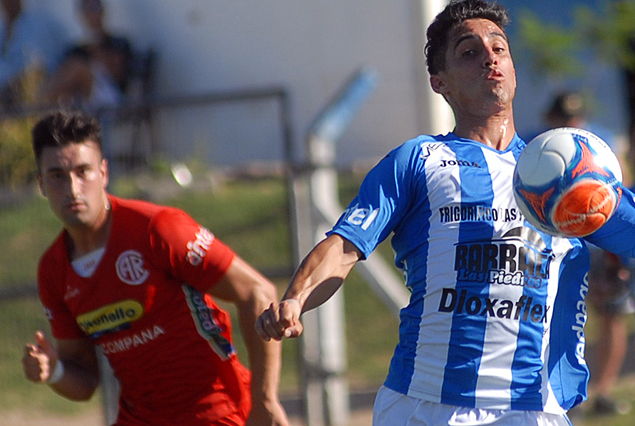 Matìas Pérez la para de pecho marcado por Erik Cabaco.