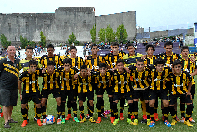 Todo el equipo completo de Peñarol, campeón Uruguayo Sub 16.