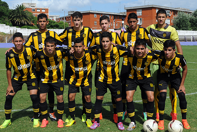 Formación de Peñarol en Sub 16.