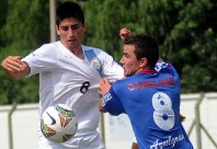 Franco Pizzichilo lucha por la posesión de la pelota ante el marcador de Canelones. 