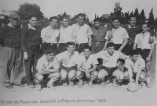 El equipo de Bella Vista que se consagró Campeón de la Primera B, logrando el ascenso. Allí está, en la punta izquierda, con  cara de chiquilín, el botija de 17 años, titular indiscutido.