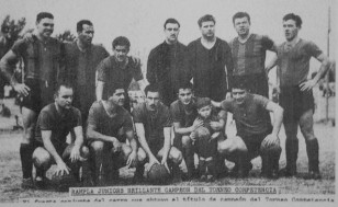 1955, Rampla Jr. Campeón del Torneo Competencia. Arriba desde la izquierda, Piñeiro, Ubire Durán, Cancela, Pedro Rodríguez, Cerruti y Brazzionis. Abajo, en idéntico sentido, "Cabecita" Puente, Guzmán González, Omarini, Ruben Rodríguez y Walter Roque. Al igual que en Bella Vista, en su primer año con la camiseta rojiverde volvió a titularse campeón.